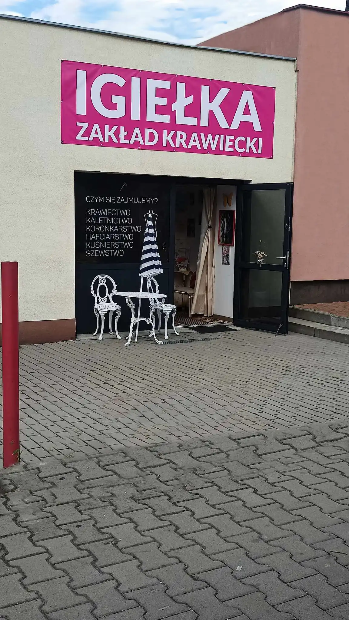 Wejście do zakładu krawieckiego Igiełka